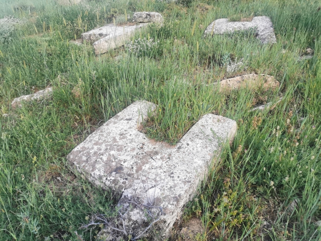 Tarihi atbaşı mezar taşları define avcılarının talanına uğradı