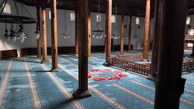 Tarihi camideki ahşap sütunlar 'karlık' sayesinde ayakta kalmış