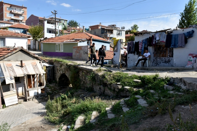 Tarihi taş köprü evler arasında kayboluyor