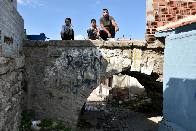 Tarihi taş köprü evler arasında kayboluyor