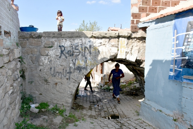 Tarihi taş köprü evler arasında kayboluyor