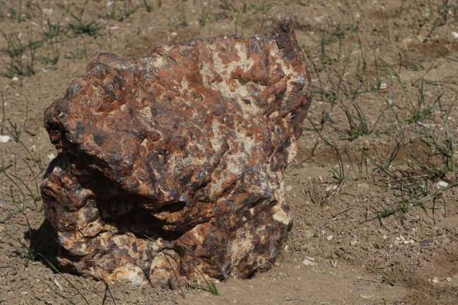 Tarlada bulduğu gök taşını 180 bin dolara sattı