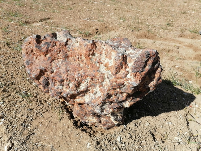 Tarlada bulduğu gök taşını 180 bin dolara sattı