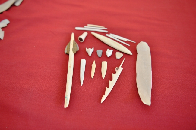 Taş devri aletlerini o günün şartlarıyla yapıyor