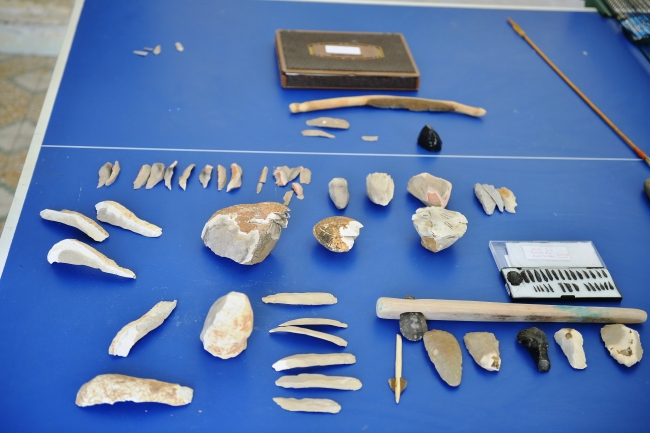 Taş devri aletlerini o günün şartlarıyla yapıyor