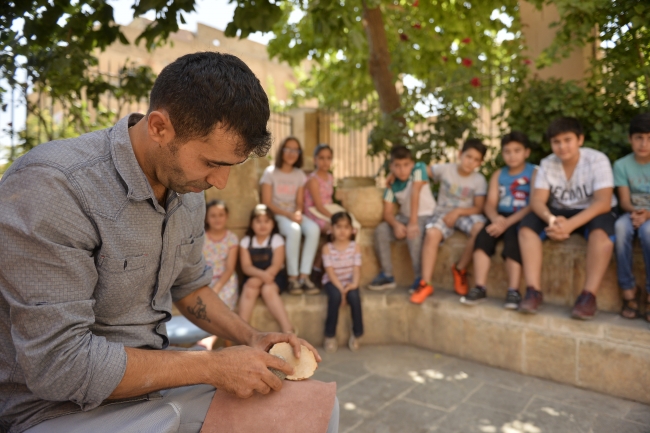 Taş devri aletlerini o günün şartlarıyla yapıyor