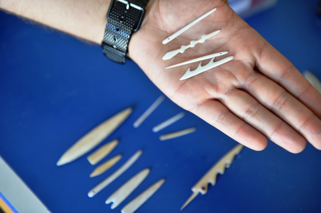 Taş devri aletlerini o günün şartlarıyla yapıyor