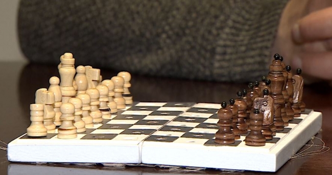 Görme engelliler için ahşap satranç ve tavla üretiyor