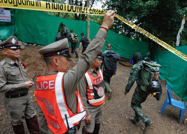 Tayland'da mağarada mahsur kalan 4 çocuk kurtarıldı