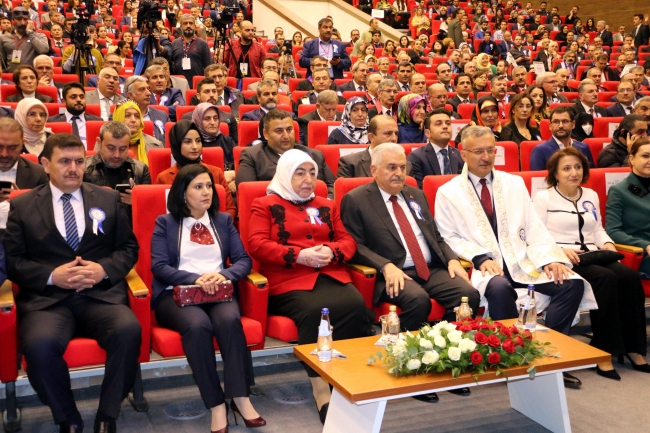 TBMM Başkanı Yıldırım öğrencilerin yaptığı elektrikli otomobili test etti