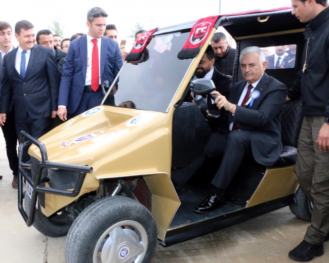 TBMM Başkanı Yıldırım öğrencilerin yaptığı elektrikli otomobili test etti