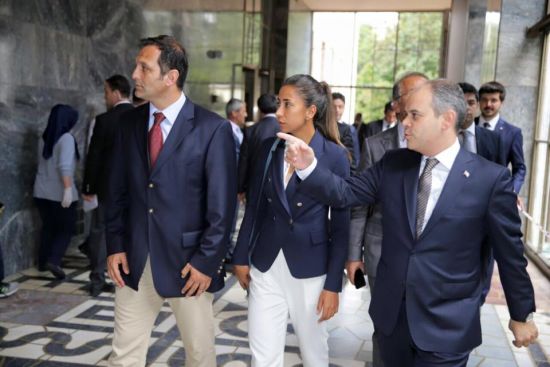 Bakan Kılıç, Büyükakçay'a hasar gören TBMM'yi gezdirdi