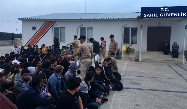 Tekneleri arızalanan 100 göçmen kurtarıldı