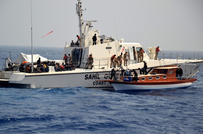 Tekneleri arızalanan 100 göçmen kurtarıldı