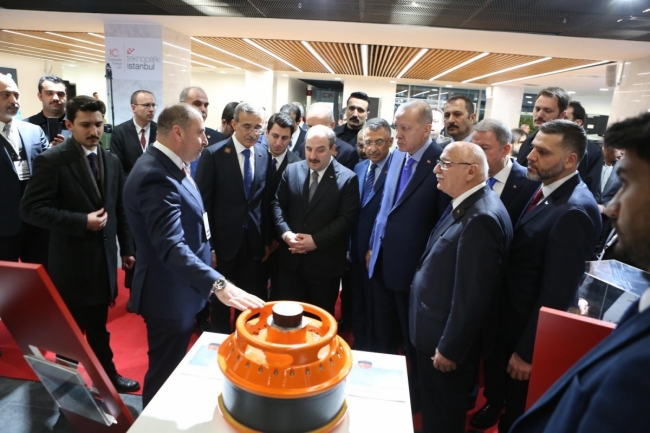 Cumhurbaşkanı Erdoğan ve beraberindeki heyet, Armelsan'ın ürettiği Aras 2023 dalgıç tespit sonarını inceliyor.