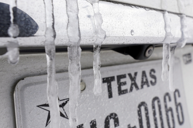Teksas eyaletini özellikle etkileyen soğuk hava ve kar yağışı acil durum ilanına neden olurken, milyonlarca insan elektriksiz ve susuz kaldı. Fotoğraf: AP