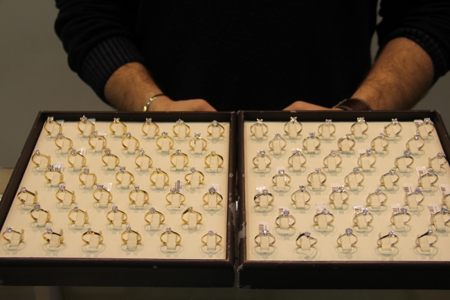 'Sevgililer Günü' kuyumcuların yüzünü güldürüyor