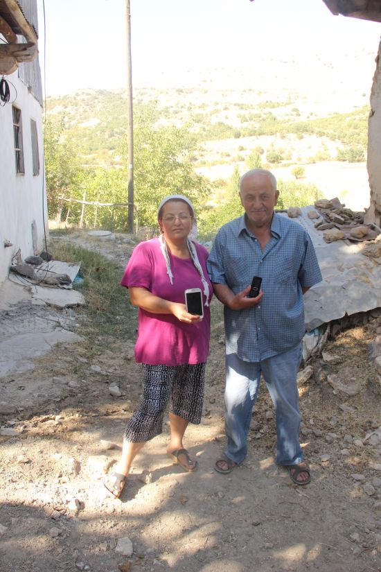 Telefonla konuşabilmek için 1,5 kilometre yürüyorlar