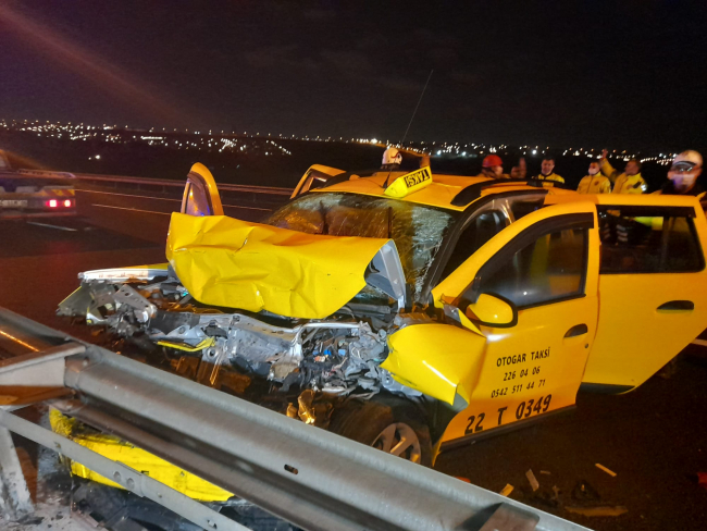 9 yolculu taksi akaryakıt tankerine çarptı: 10 yaralı