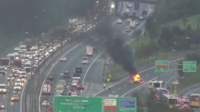 TEM Otoyolunda kaza yapan otomobil alev ald�