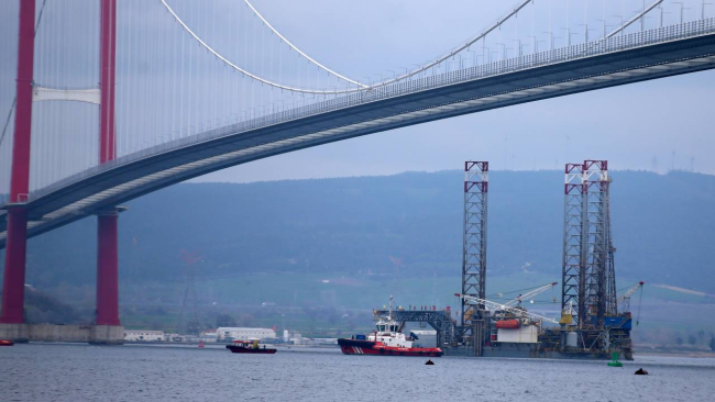 120 metrelik dev platform Çanakkale Boğazı'ndan geçti