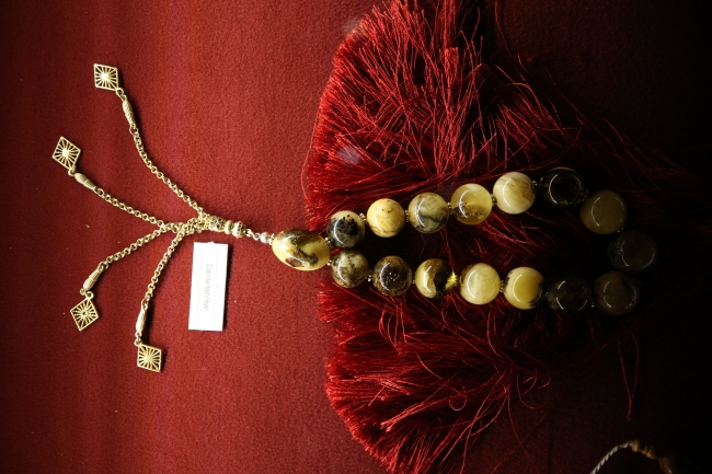 15 bin dolarlık tespih serginin gözdesi oldu