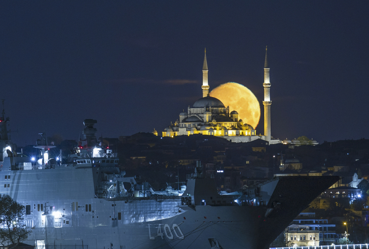 İstanbul’da ziyarete açılan TCG Anadolu gemisi, Fatih Camii ve Ay güzel görüntüler oluşturdu.