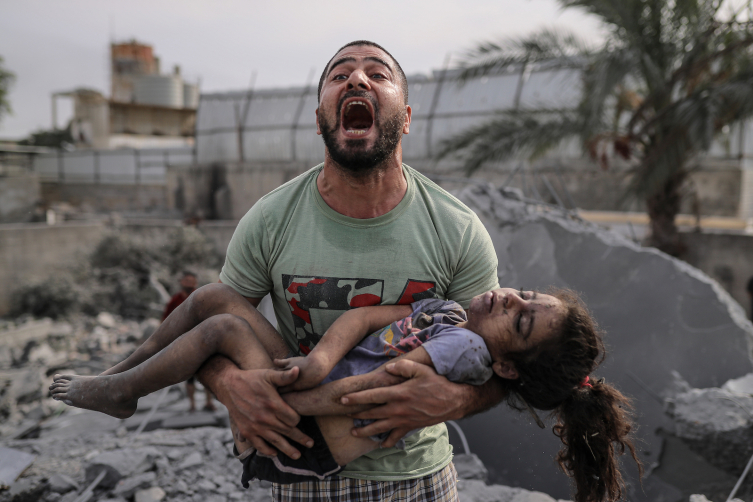 İsrail`in Gazze Şeridi`ne yönelik hava saldırıları sonucu yıkılan bir binanın enkazından kuzeni tarafından çıkarılan Filistinli kız hayatını kaybetti.