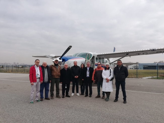 Karda mahsur kalan hayvanlara havadan yiyecek atıldı