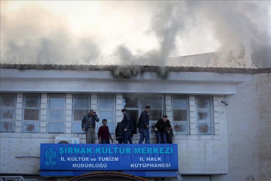 Teröristler kütüphane ve kültür merkezine saldırdı