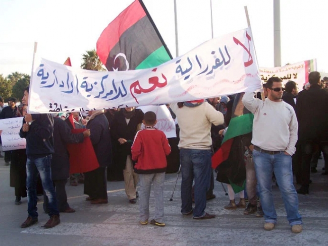 Federasyom karşıtı gösteri yapan Libyalılar. Fotoğraf: Al Jazeera
