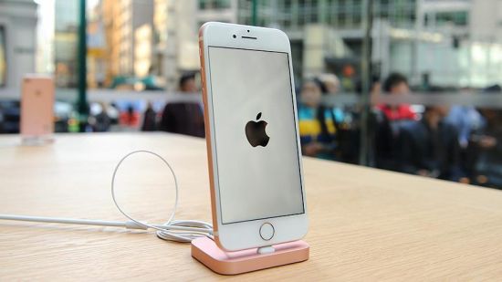 Apple iPhone 7 alıcılarına kapılarını açtı
