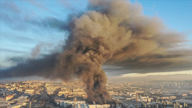 Bursa'da fabrika yangının dumanı kenti kapladı