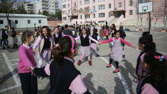 Kilis'te öğrenciler 22 günlük tatilin ardından dersbaşı yaptı