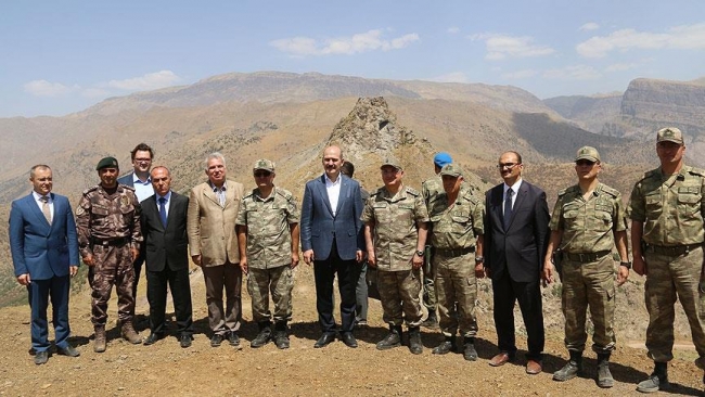 İçişleri Bakanı Soylu, Çukurca'da güvenlik yolunu inceledi