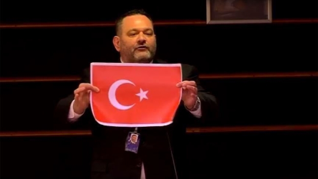 Avrupa Parlamentosu (AP), Genel Kurul oturumunda Türk bayrağını yırtan ırkçı Yunan milletvekili Ioannis Lagos.