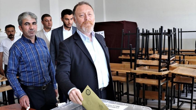 Siyasiler de sandık başına gitti