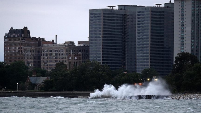 Dev dalgalar ABD'de can aldı