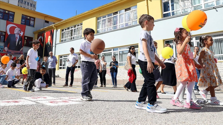 Okullar pazartesi günü açılıyor