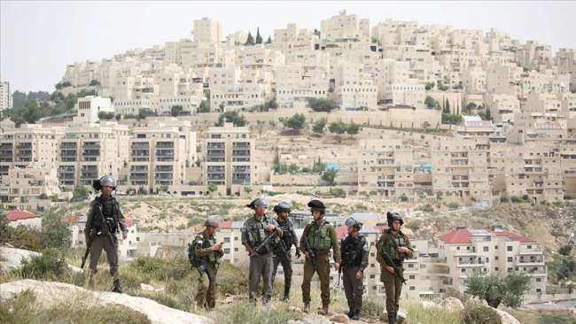 İsrail askerleri ve yasadışı Yahudi yerleşim yerleri. Fotoğraf: AA