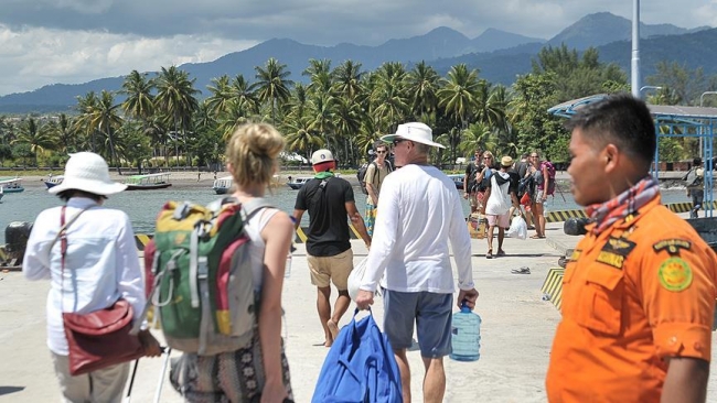 Depremle sarsılan Endonezya'da turistler tahliye ediliyor