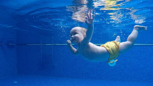 Minicik bedenler suyla buluşuyor