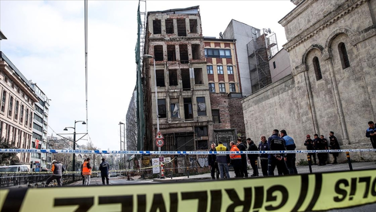 Karaköy'deki 5 katlı metruk bina çöktü