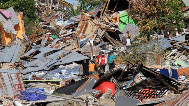 Endonezya'da depremin yaraları sarılmaya çalışılıyor