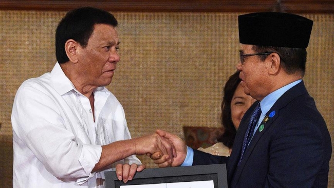 Moro Müslümanlarına özerklik getiren yasa teslim edildi