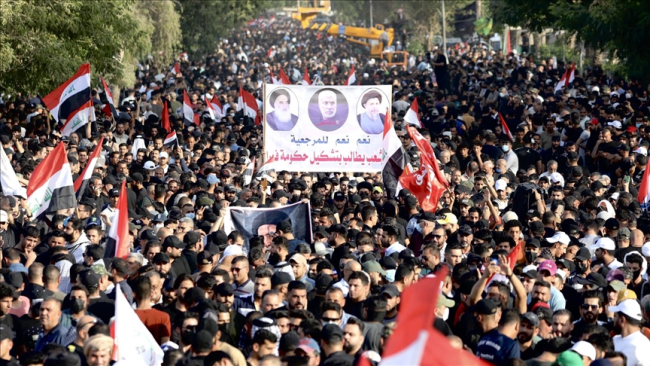 Sadr'a karşı olan İran destekli Şii grup, başkent Bağdat'taki Yeşil Bölge önünde. Fotoğraf: AA