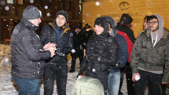 Rektör öğrencilerle kar topu oynadı