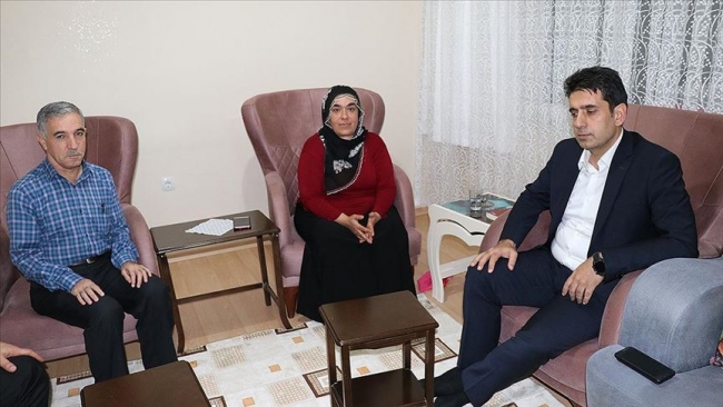 Diyarbakır İl Emniyet Müdürü Şükrü Yaman (sağda) da aileyi Diyarbakır'daki evinde ziyaret ederek müjdeli haberi aileye ulaştırdı. Anne Hatice Ceylan (ortada) ve baba Abdülkadir Ceylan (solda) ile telefonda görüşen Cumhurbaşkanı Erdoğan, aileye geçmiş olsun dileklerini iletti. Fotoğraf: AA