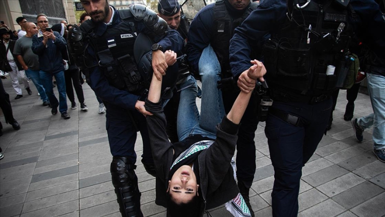 Paris'te polis, Filistin'e destek yürüyüşüne katılanlara göz yaşartıcı gazla müdahale etti. Fotoğraf: AA