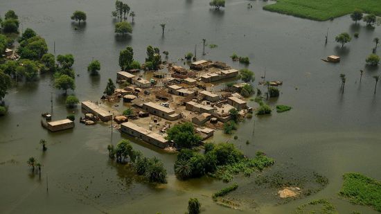 Pakistan'da aşırı yağış 42 can aldı